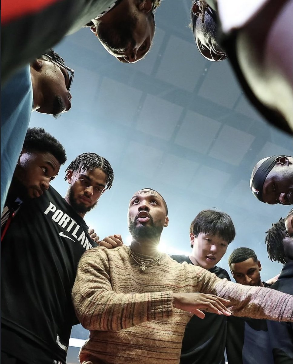 Dame is essentially acting like an assistant coach/ mentor to this Blazers team.

He travels with them, mentors them, and you can really tell how much he loves the current roster.

So good to have Dame back in red and black ❤️🖤🤍