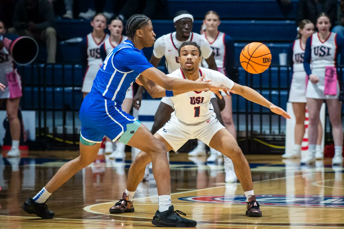 BradKlein15's tweet photo. T-minus 4⃣ days until @USI_Basketball!

The leading returning scorer for the Screaming Eagles is @BraxtonJones22. Jones scored six points per game a season ago as a 31% perimeter shooter. He will swap his #1 jersey for #4. https://t.co/fbhOeXKbdi