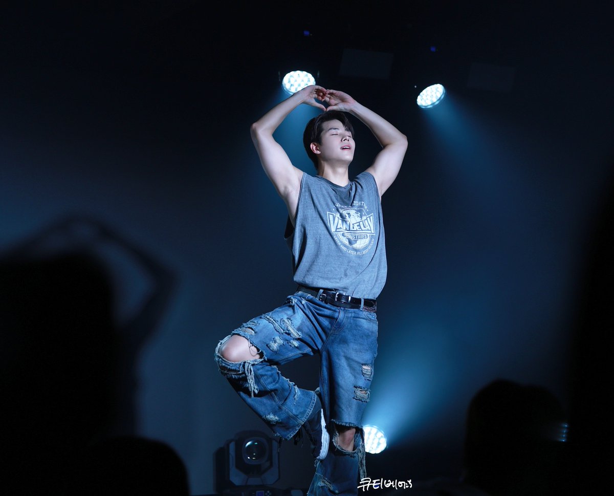 cutie_bear1021's tweet photo. 10월5일 도쿄2부

타이티닉 애교 10종
발레리노같이 우아한 몸짓
뒤 그림자마저도 멋찜

#고스트나인 #GHOST9 #손준형 #SONJUNHYUNG #THE_STORY_WE_SHARE #FCLIVE #ゴーストナイン https://t.co/51xlsqEHJ1