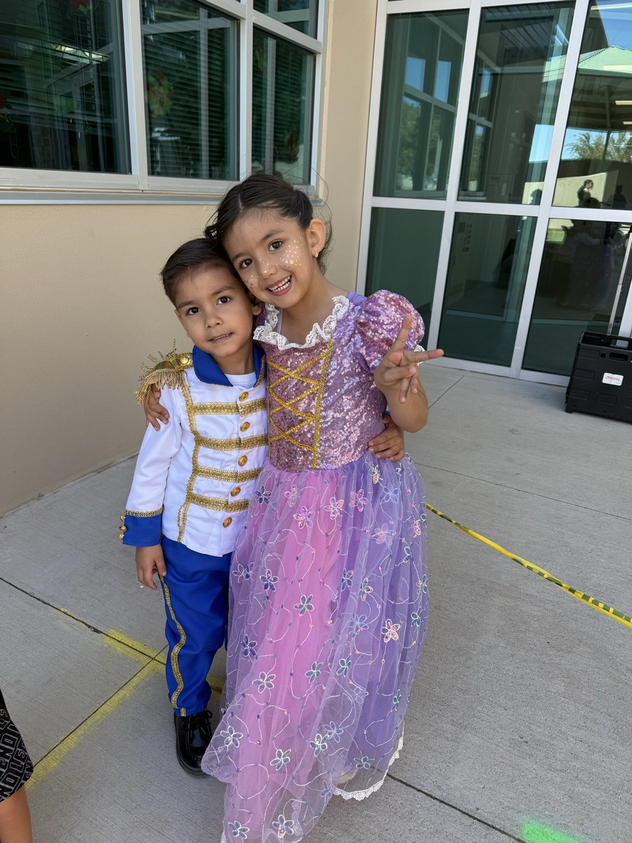 At CTE we believe in magic, not drugs!  Red Ribbon Week is in full gear! <a href="/SISD_ES/">Jennifer Trejo</a> #CTEHeartAtWork❤️🌵 #WeLeadTX #TeamSISD