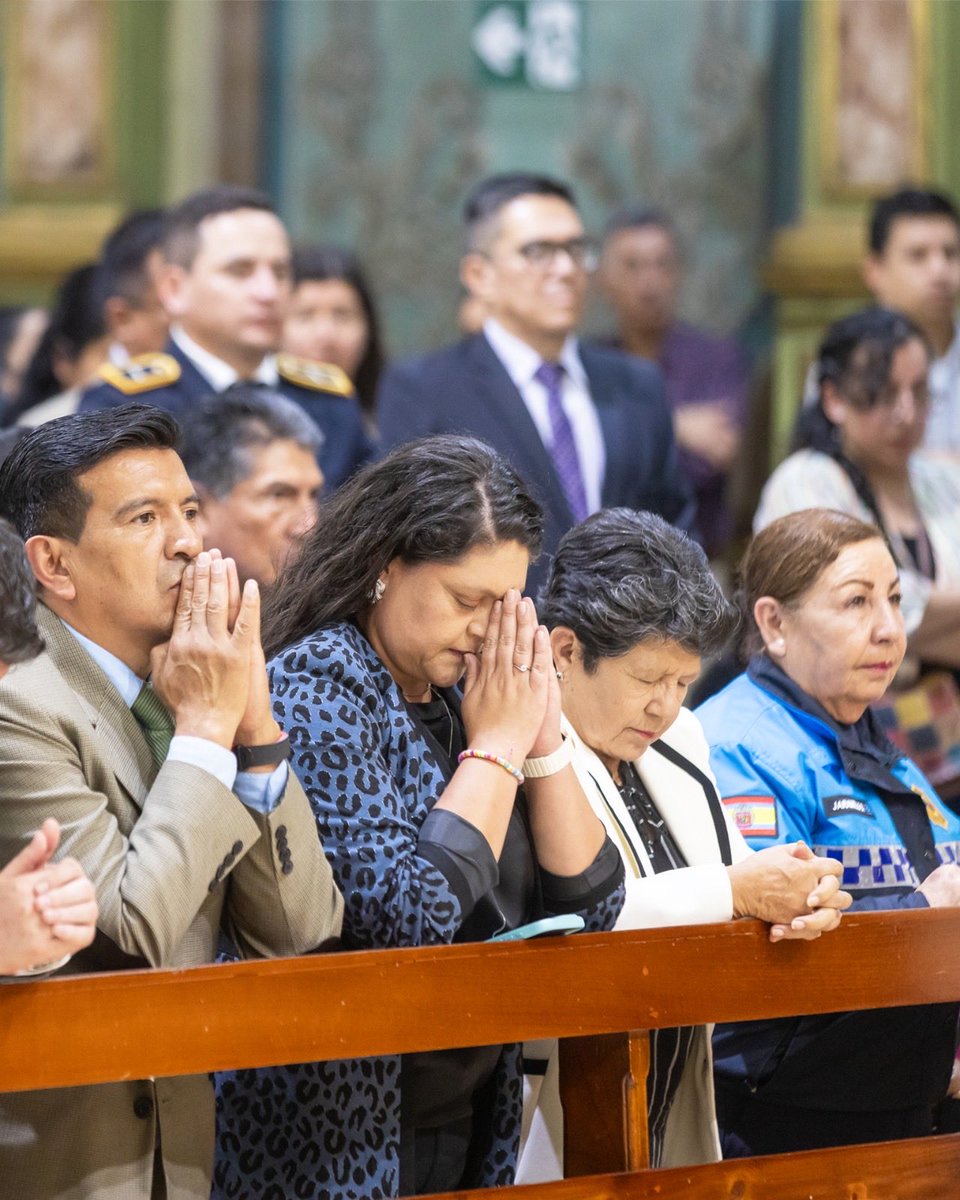 📿 Con fe y devoción, la alcaldesa Diana Guayanay acompañó a la ciudadanía en la Eucaristía de acción de gracias a la Virgen de El Cisne, patrona de Loja.

Un acto de unión y esperanza bajo su maternal protección. 🤍

#VirgenDeElCisne
#DianaGuayanayAlcaldesaDeLoja