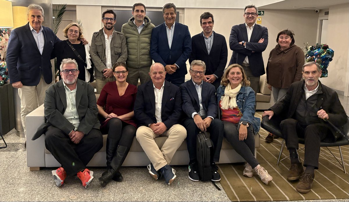 Nueva sesión de <a href="/DeporteyS/">deporteysociedad_net</a> en el
Hotel <a href="/NHIrunaPark/">NH Iruña Park</a> con <a href="/NataliaTorrente/">Natalia Torrente</a> Directora de Comunicación de  <a href="/afefutbol/">AFE</a>, <a href="/jvehils/">Joan Vehils</a> director del <a href="/sport/">Diario SPORT</a> y <a href="/carlosarribas/">Carlos Arribas</a> del <a href="/elpais_espana/">EL PAÍS España</a> sobre los Nuevos Retos del Periodismo Deportivo Español.