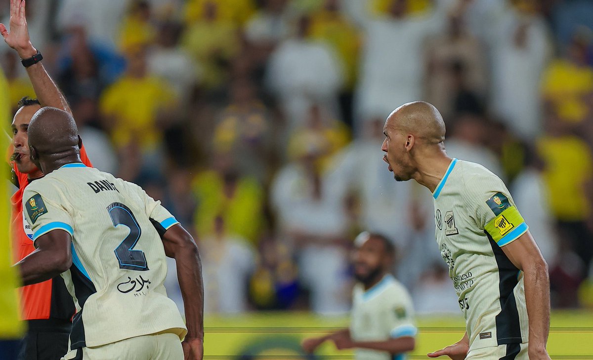 الحكام الاجانب ليسوا رفاهية يا ادارة الاتحاد .. مهما كان الثمن .. اي قرار يرفع نسبة تحقيقنا للبطولات يجب اتخاذه .. التاريخ لن يتذكر كم وفرتم .. بل كم بطولة حقق الاتحاد ..