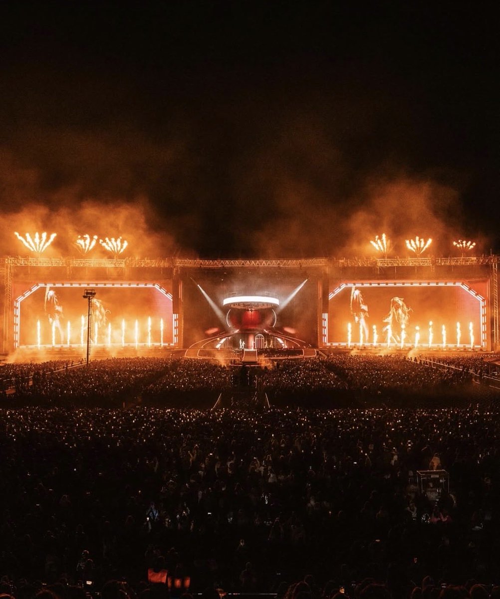 esto podría parecer un concierto de una artista extranjera, pero no, es de una artista ARGENTINA