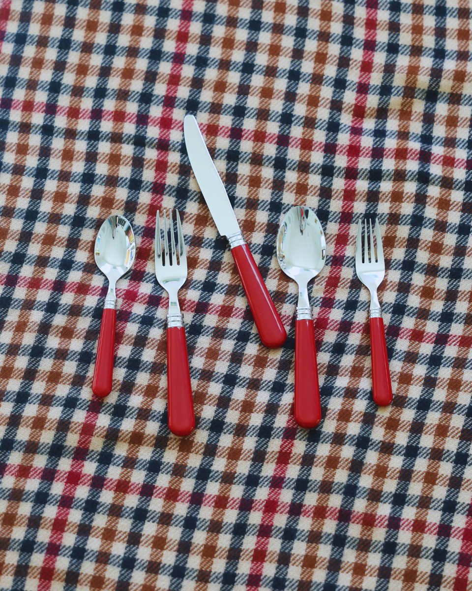 ANNOVAme's tweet image. Which color of flatware are you picking for the holidays? White or Red? Comment down below!

#ANNOVA #ANNOVAME #TableSetting #TableDecor #TablewareDesign #TableSettingInspo #TableDecorIdeas #tree #christmas #christmasinspo #decor #hosttips #DinnerParty