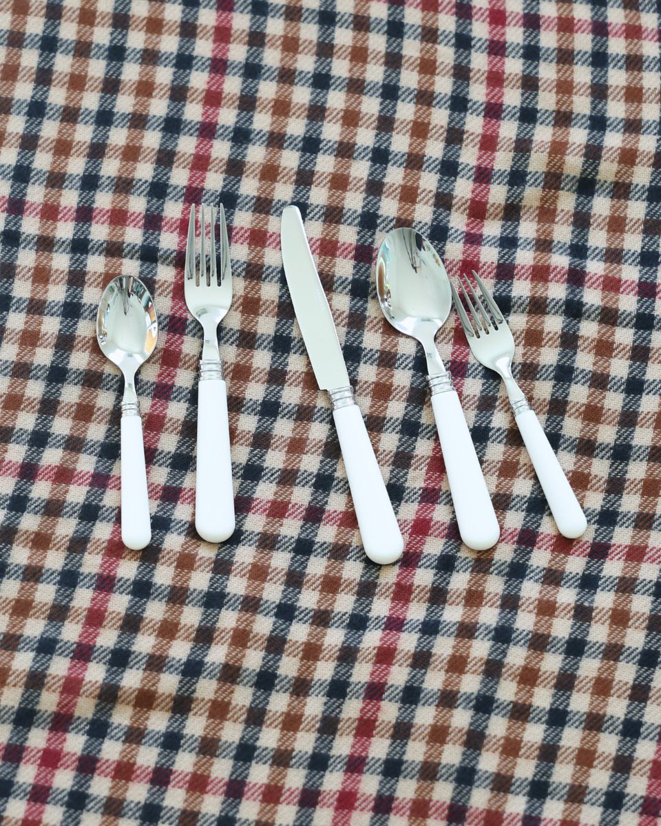 ANNOVAme's tweet image. Which color of flatware are you picking for the holidays? White or Red? Comment down below!

#ANNOVA #ANNOVAME #TableSetting #TableDecor #TablewareDesign #TableSettingInspo #TableDecorIdeas #tree #christmas #christmasinspo #decor #hosttips #DinnerParty
