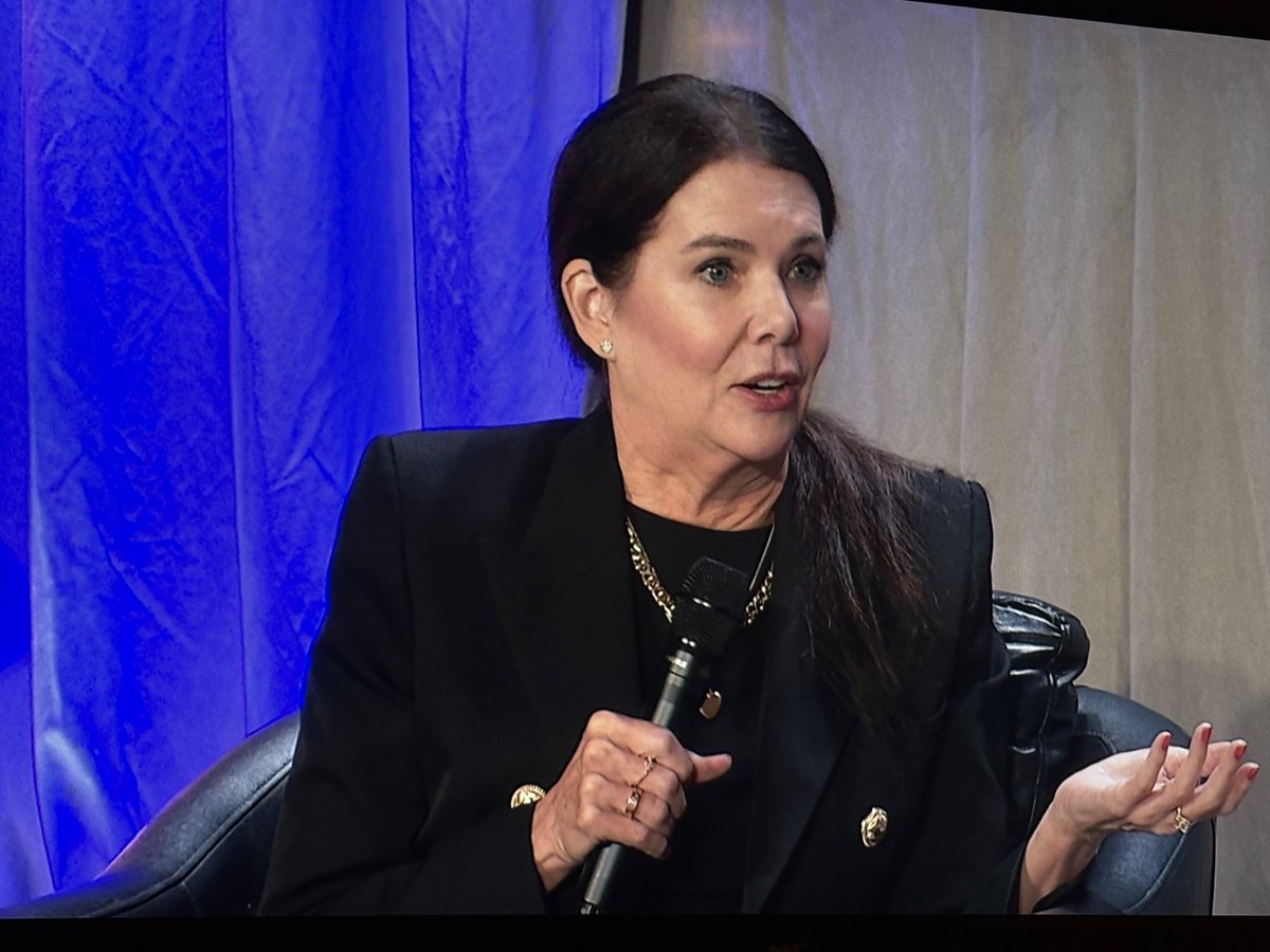 PRSAtactics's tweet image. “At its core, a story has to be about something everybody understands — forgiveness, loss, joy, love — and then it’s just [about] how you tell it,” said Lauren Graham in conversation with Crystal Borde today at #PRSAICON