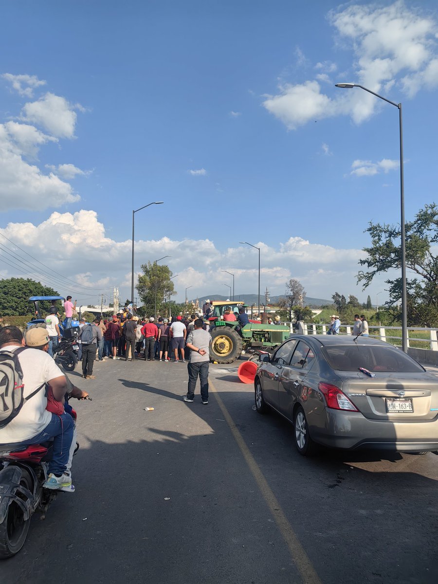 TrevPhIndust's tweet image. Desde ayer atorado por los bloqueos..
#urge les den solución a #campesinos #agricultores @Claudiashein @GobiernoMX
#Bloqueo #jalisco #michoacan