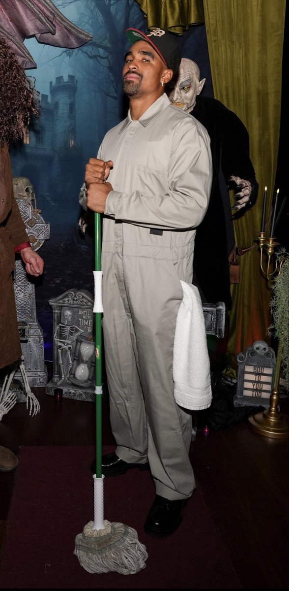 PanasonicDX4500's tweet image. it is an “I already have a Super Bowl MVP” power move to allow a photo of you like this to exist as a professional athlete.