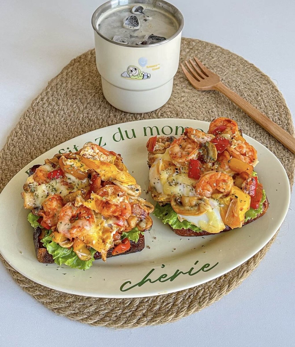 元气早餐🍤彩椒虾仁口蘑芝士三明治🥪巨好吃又get到三明治的神仙搭配了！ 食材：🍞 碱水吐司➕生菜➕虾仁➕大蒜片➕彩椒➕口蘑➕马苏里拉芝士