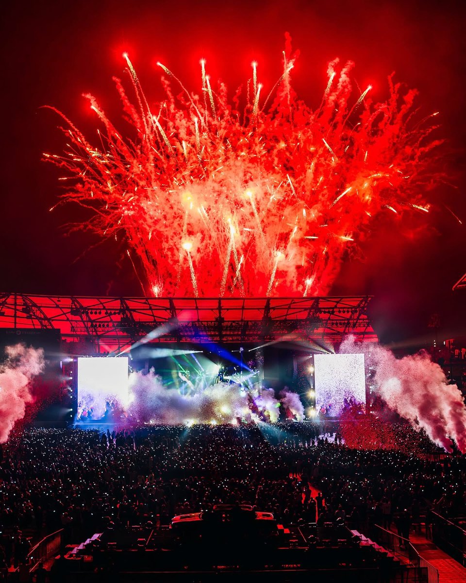 nicksbackslide's tweet image. i literally missed the fireworks la n1 AND n2 because i was crying 😭😭😭