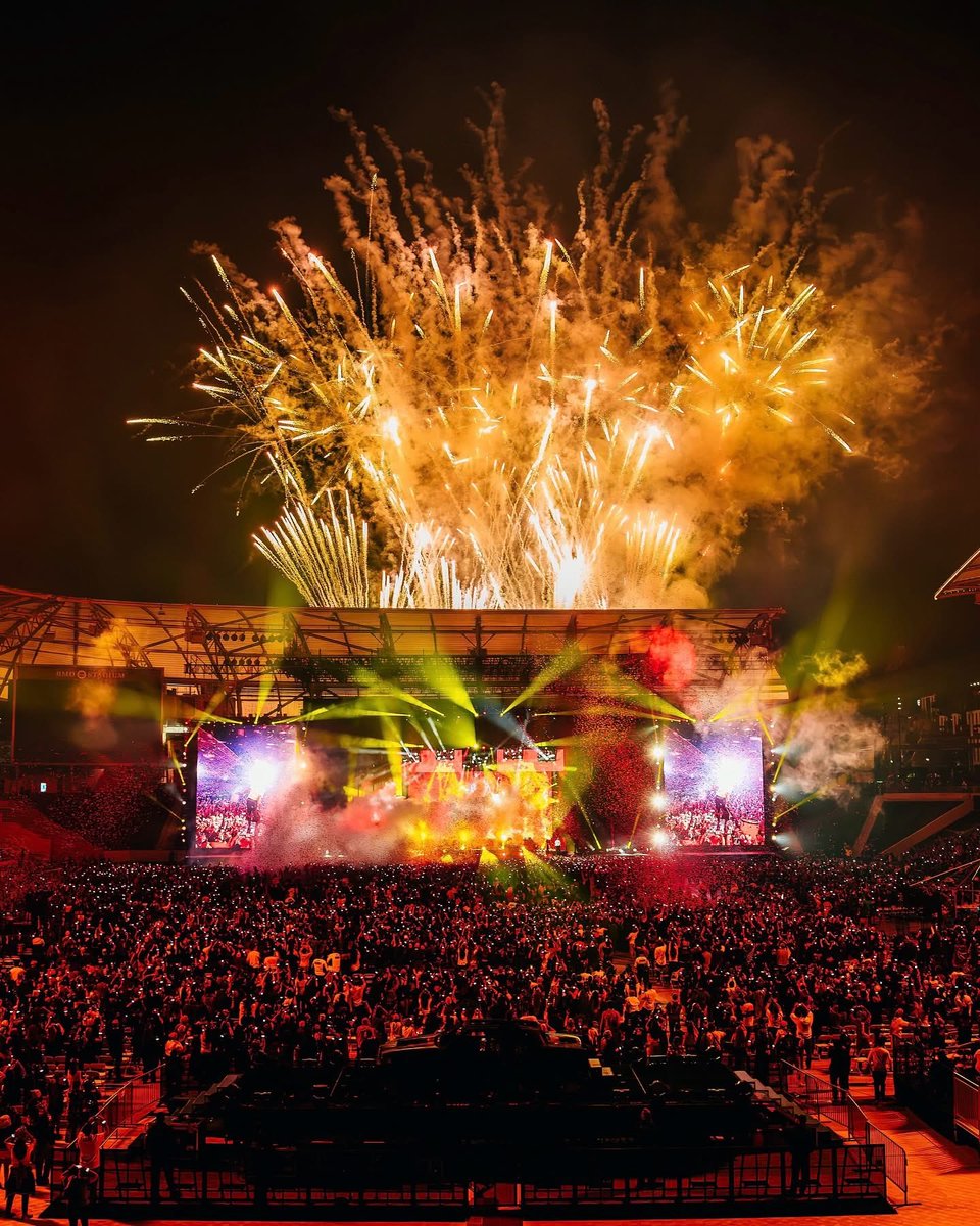 nicksbackslide's tweet image. i literally missed the fireworks la n1 AND n2 because i was crying 😭😭😭