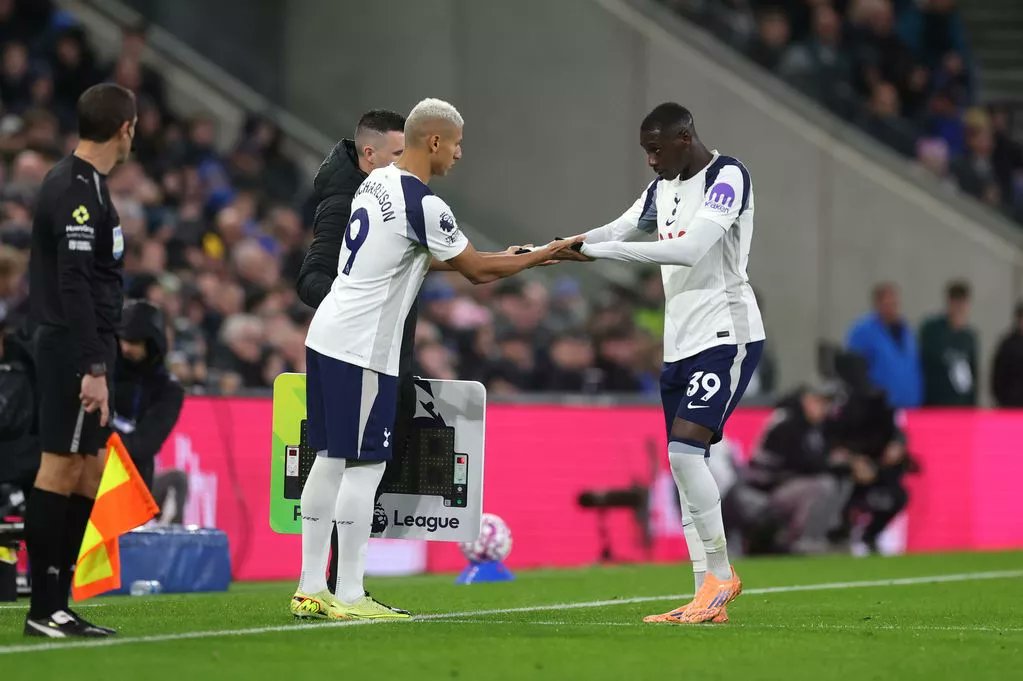 شوهد كولو مواني في حالة غاضبة ويائسة عند استبداله في مباراة ايفرتون 

ولكنه عازم على استعادة لياقته ومستواه في الفترة المقبلة