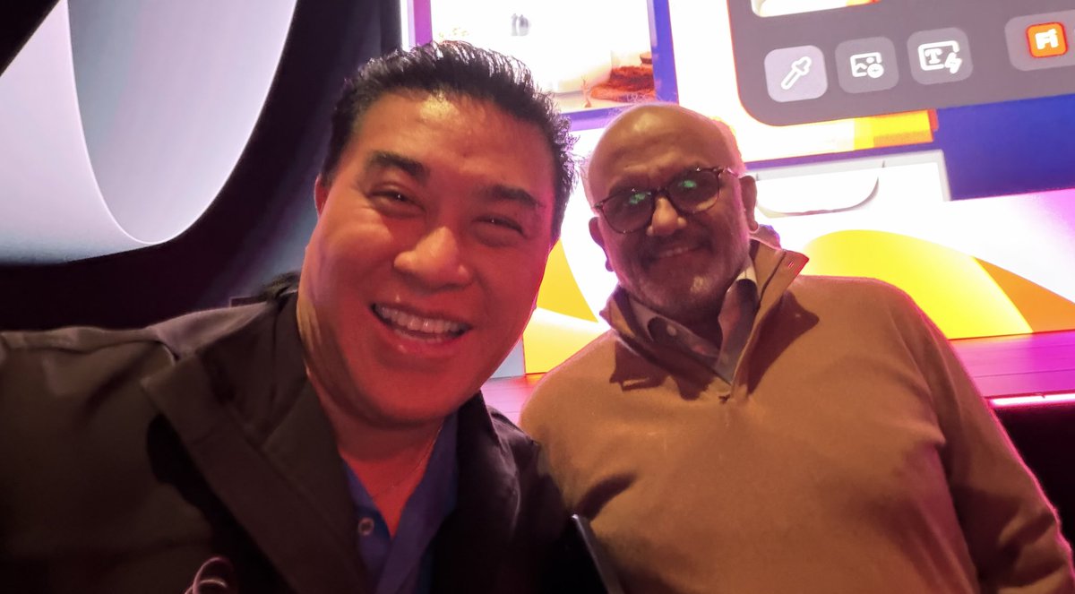 rwang0's tweet image. MyPoV: look who I bumped into  @adobemax @adobe CEO @snarayen 
#AdobeMax