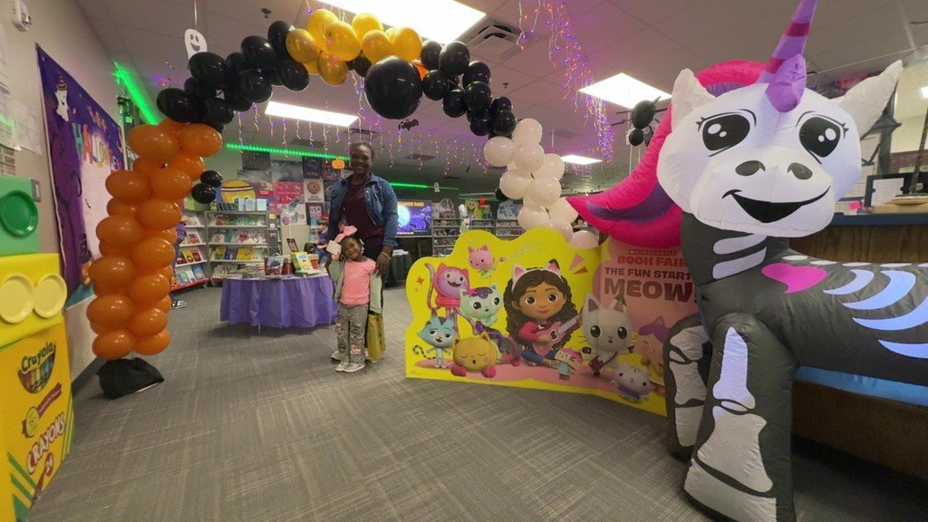 PowellELA_EISD's tweet image. 📚✨ We loved seeing our Bulldog families stop by during our late-night Book Fair hours! Thanks for shopping, smiling, and sharing your love of reading with us! 💜🐾 #BookFairFun #DanPowellELA