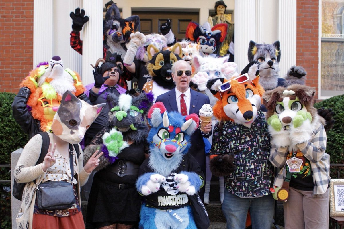 shadowmoonray's tweet image. (Not the real Biden)