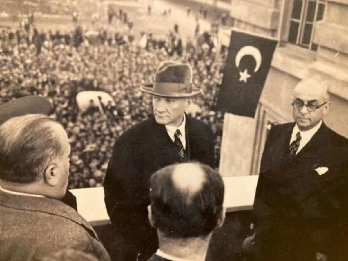 Geçmişin en değerlisini, hürriyetimizi bila bedel elimize başta Yüce Türk, Atamız Mustafa Kemal ve yoldaşları verdiler.

Birgün kutlamakla olmayacağını öğrettiler yıllardır; çoğumuz anlamadı.

Dişinizle, tırnağınızla, kanınız, canınızla alacağınız kıymettir Cumhuriyet…

Kıymet