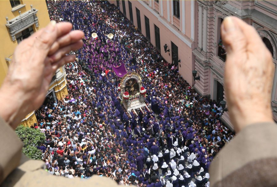 gastongaviola's tweet photo. Salió el Señor de los Milagros. El viernes 28 de octubre de 1746, un terremoto mató a unos 20 mil limeños, que ya dormían a las 10.30pm. Al amanecer, la imagen del Cristo de Pachacamilla sale en procesión entre las ruinas. Ya en ese entonces, era un ícono centenario.🧵🟣
📸Andina https://t.co/5Q9KQ4s1dY
