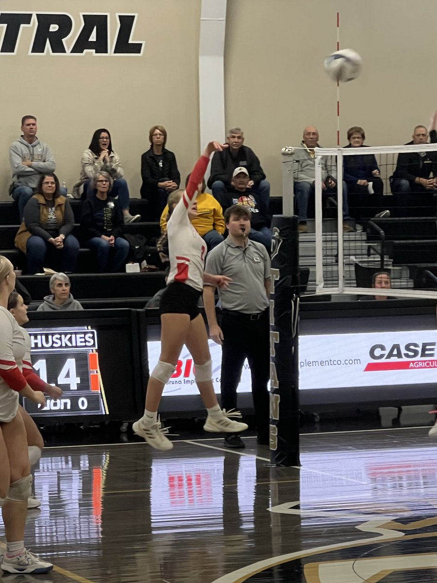 🏐 C2-3 Subdistrict 

🆚 Shelby-Rising City

Set 2: 25 - 22

Huskies lead the match 2-0. Fight back Chieftains!