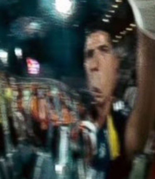 مبسوط بعد الفوز ورايح تسوي شاهي 

وجهك على الابريق