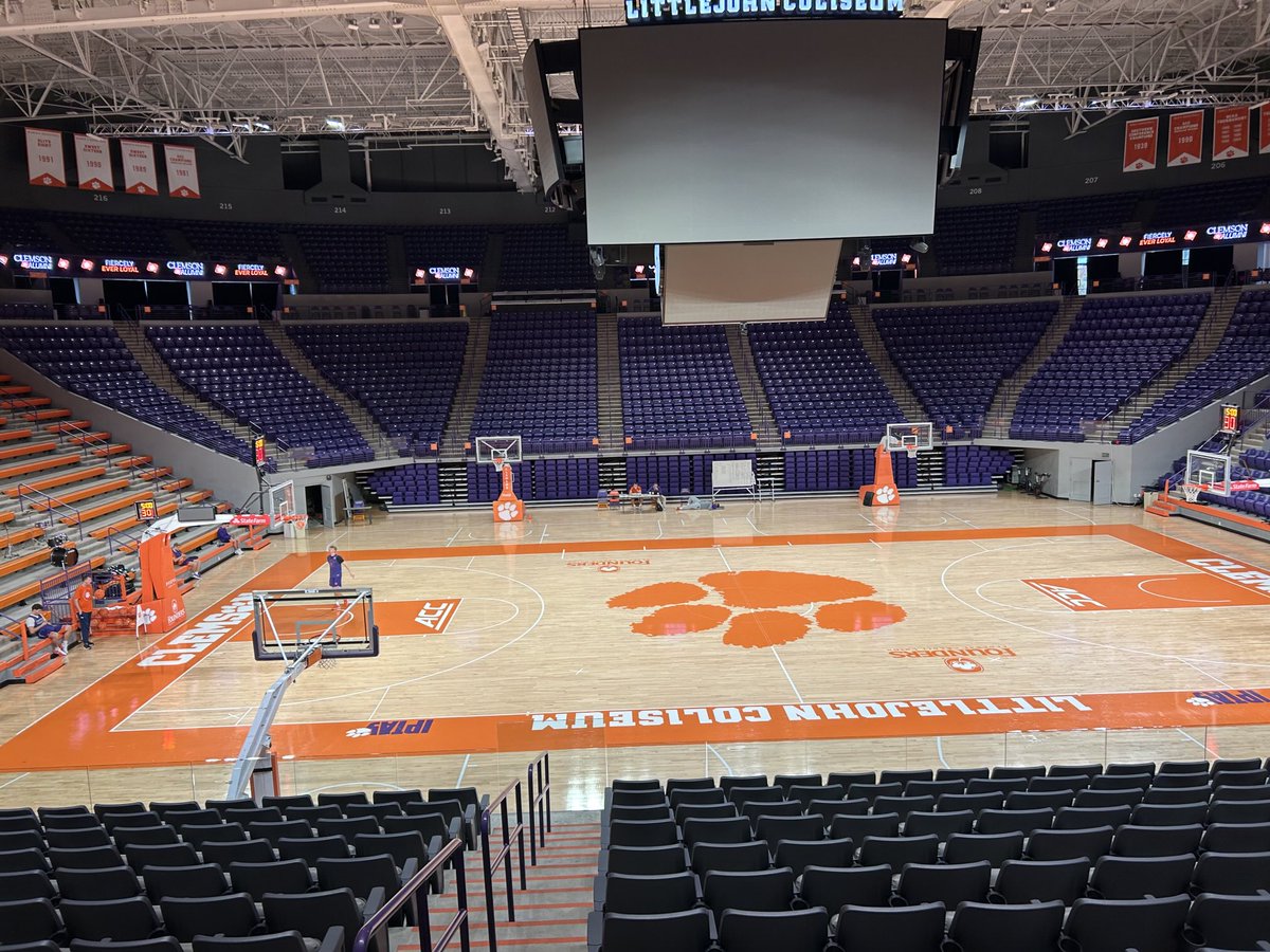 bhsrunninrebels's tweet image. We had a Great time today watching ⁦@ClemsonMBB⁩ practice!! Coach Brownell and staff always first class to HS coaches!!