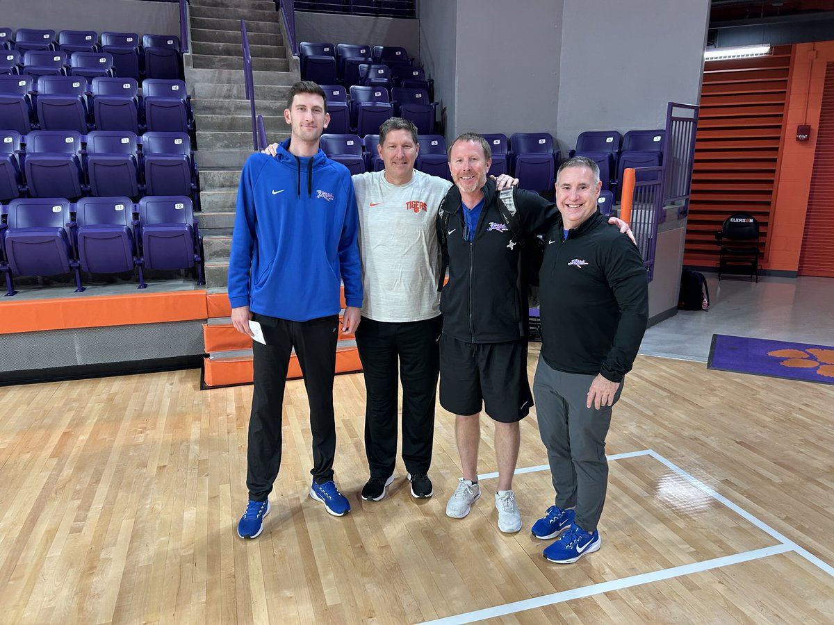 bhsrunninrebels's tweet image. We had a Great time today watching ⁦@ClemsonMBB⁩ practice!! Coach Brownell and staff always first class to HS coaches!!