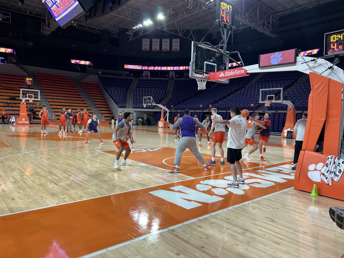 bhsrunninrebels's tweet image. We had a Great time today watching ⁦@ClemsonMBB⁩ practice!! Coach Brownell and staff always first class to HS coaches!!