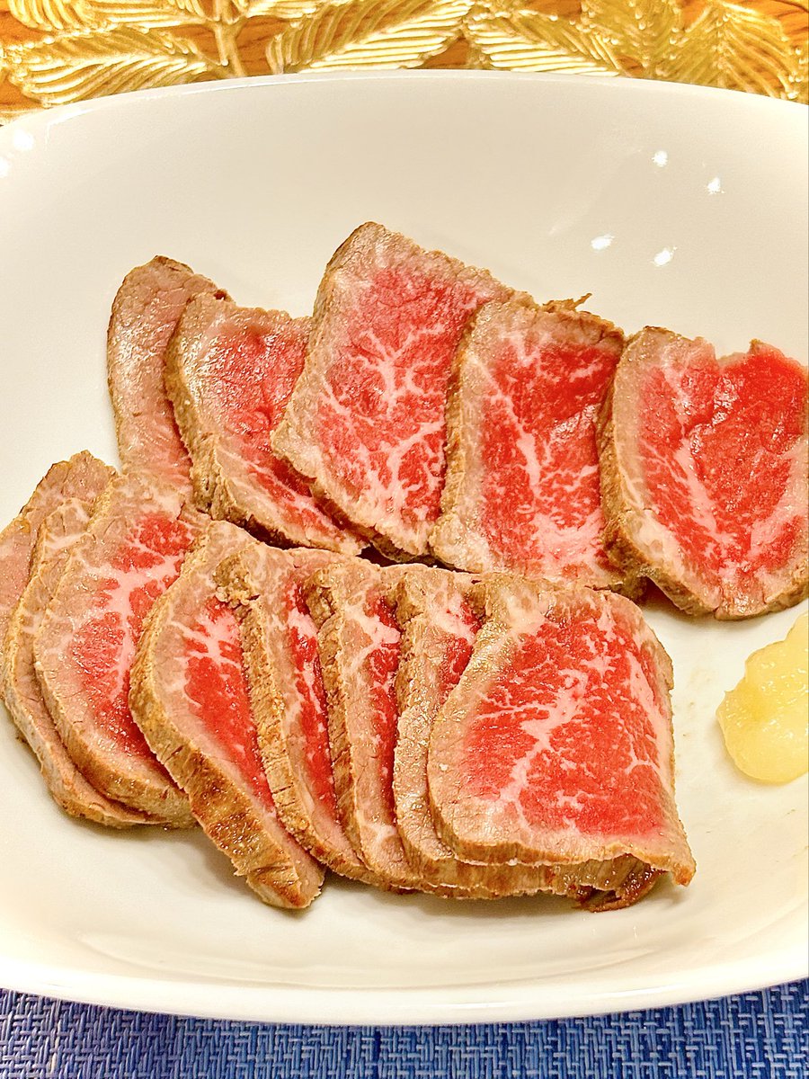 ローストビーフ🥩を初めて作ってみました✨
なんと意外と簡単😳
夫も美味しいと喜んでました！！！
もう少し極める為に毎月29日の肉の日はローストビーフの日にしようと思いまーす😆