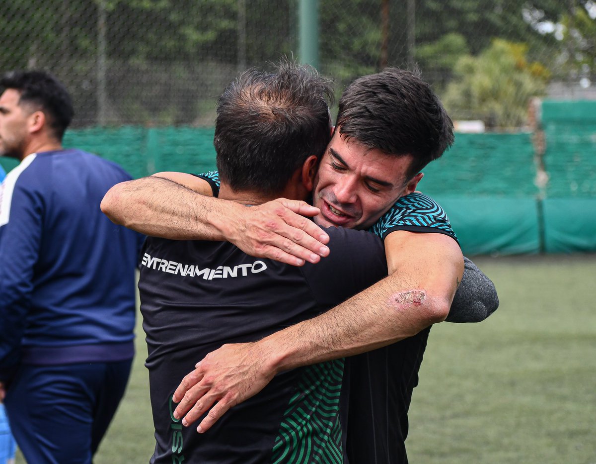 ExcursioOficial's tweet photo. 📸 En el fútbol hay abrazos, hay llantos, hay alegría, hay emoción, hay bajones, hay revanchas, hay sueños, hay logros, hay trabajo, hay esfuerzo, hay valores, hay dedicación y miles de momentos que no se ven. Pero también hay momentos cómo estos que quedan para siempre. ¡Felicitaciones campeones por este camino que recién empieza! 💚

#SomosElBajoBelgrano 🇳🇬