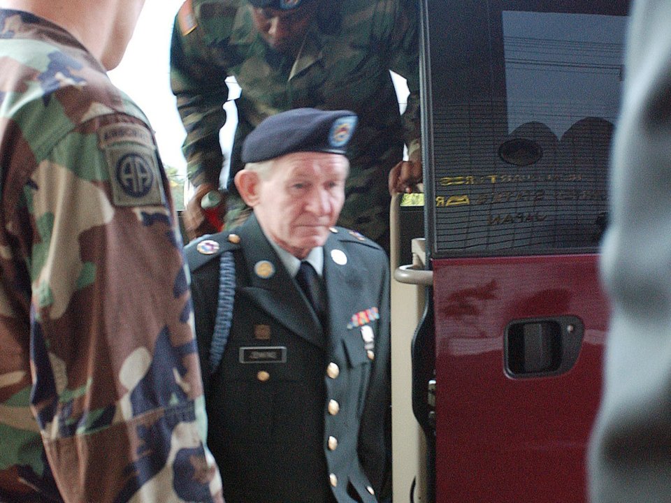 曽我ひとみの夫ジェンキンスが何もかも喋っているので真相を知っているのでしょう。

《2004年9月キャンプ座間に出頭した写真》