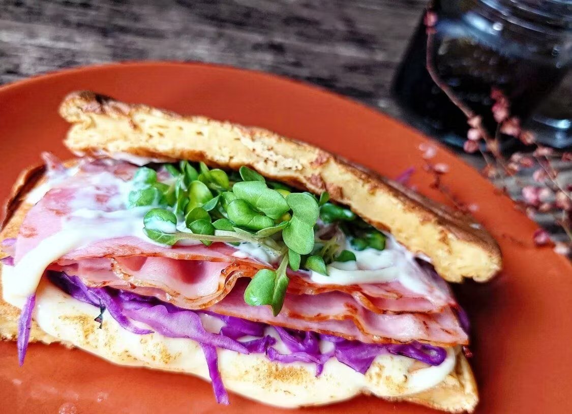 【お手軽栄養チャージレシピ🥞】パンケーキDEベーコンチーズサンド
材料
・Pancake Mix…1袋
・ベーコン／チーズ…お好みの量

つくりかた
①規定の作り方でPancakeを作る。
②①に焼き目をつけたベーコン、チーズを挟んで、完成！

x.gd/348fg