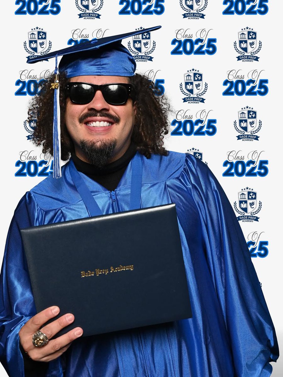 Telenoticiasrd's tweet photo. #AplausosTN I Maffio celebra su graduación de la high school a los 39 años y apunta a nuevos retos académicos.
Puedes ampliar estas y otras informaciones, entrando directamente en el link.
https://t.co/dWglYzsOxC
#Telesistema11 #Telenoticia #Maffio https://t.co/tExhKhJIPw