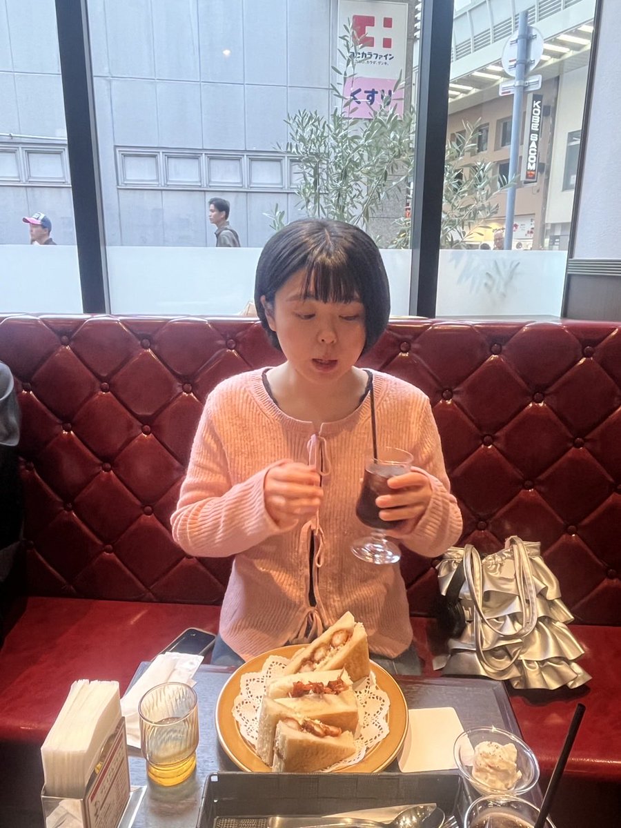 spring_piyo114's tweet image. この間髪を黒色に染めた日に親友と遊びました
変な顔してたから載せます