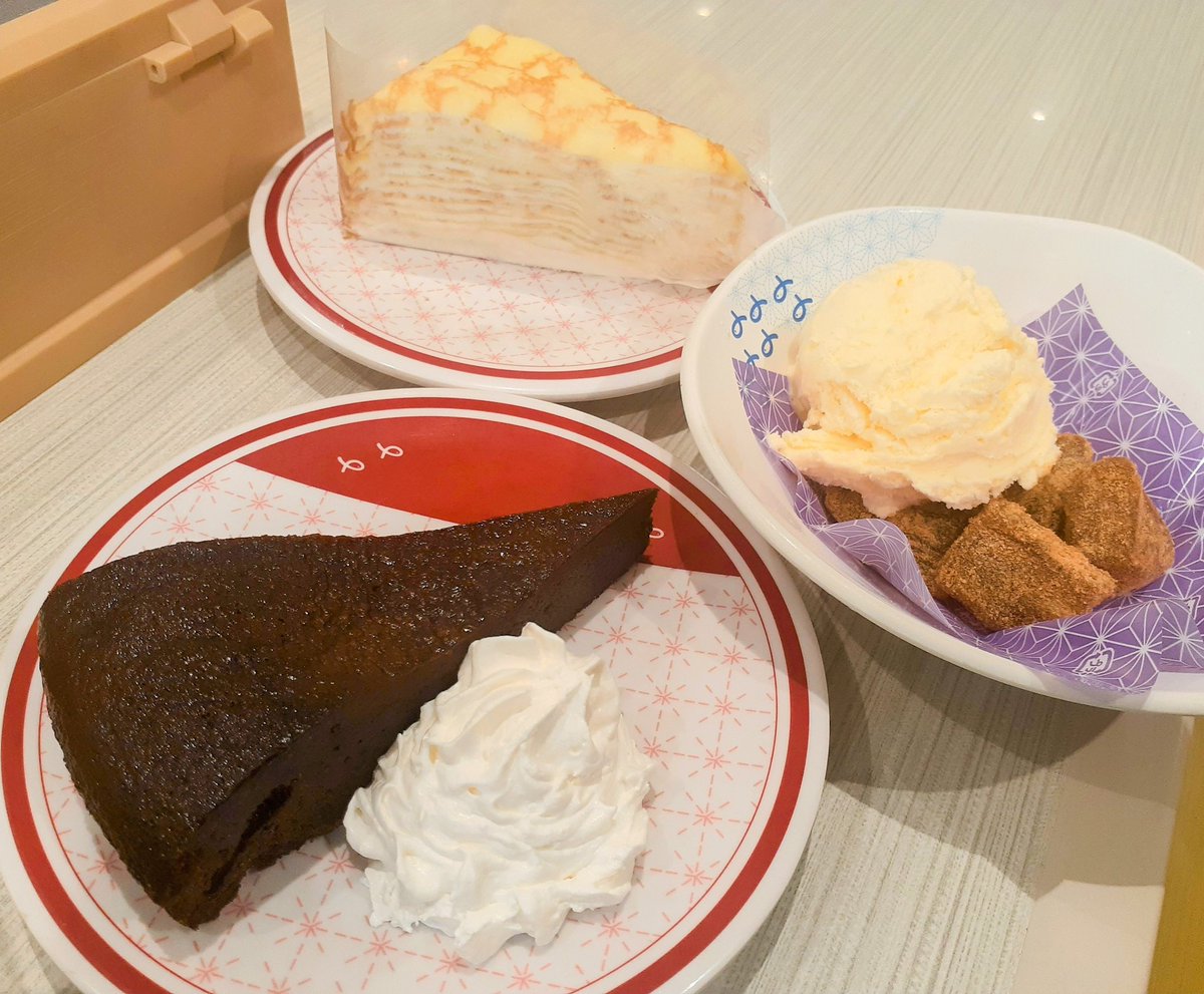 はま寿司です。この日は限定とか季節の品が売り切れ多くて、美味しそうなパフェも終わってました。でも定番メニューも安定の美味しさ。サーモンが綺麗なのが嬉しい。