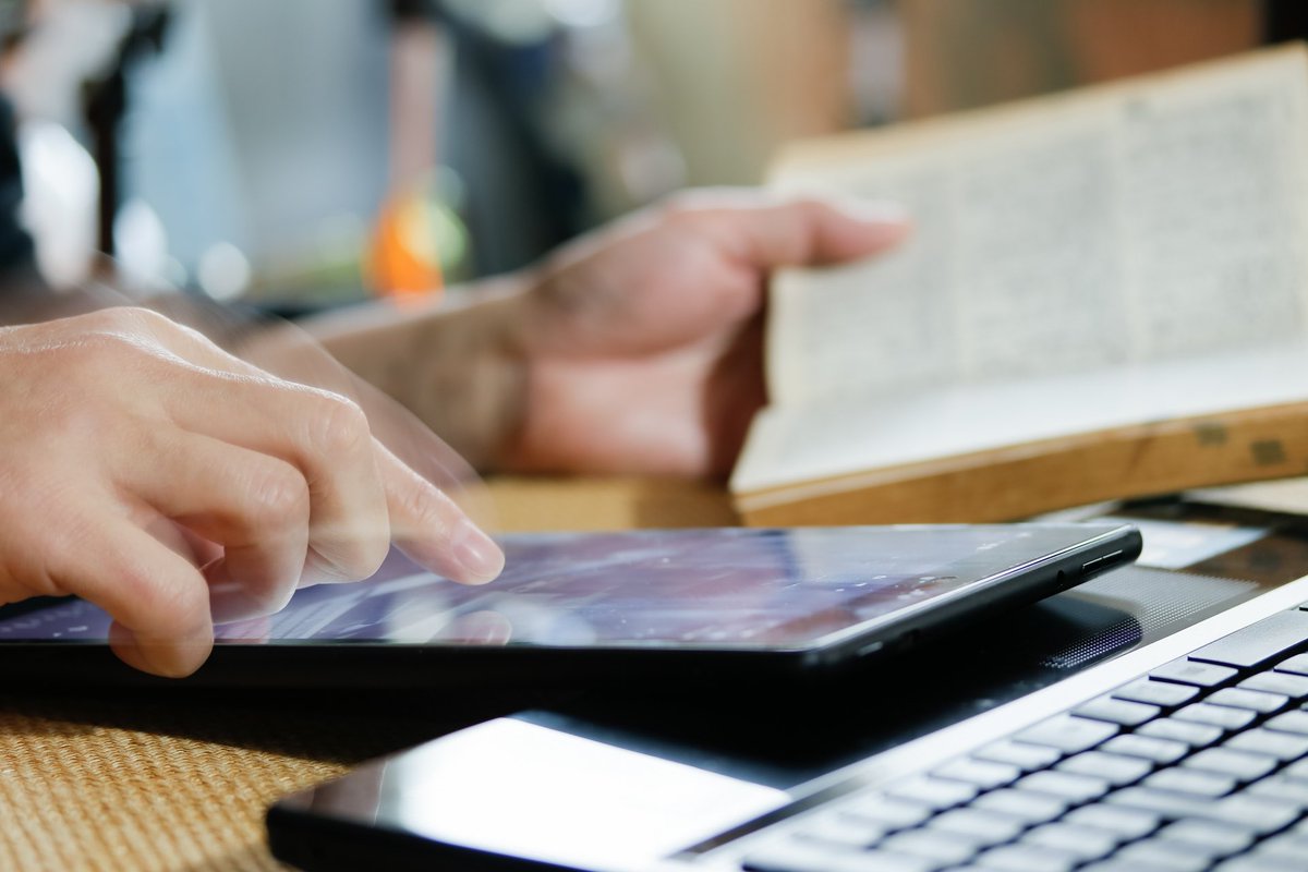 Onoya_akashi's tweet image. おはようございます😃
1969年10月29日、インターネットの原型「ARPANET」で初めて通信が行われた日💻
送ろうとした文字は “LOGIN”──けれど届いたのは “LO”。
それでも、この「LO」から世界はつながり始めました🌍✨

#インターネット誕生日 #今日は何の日 #ARPANET #ネットのはじまり