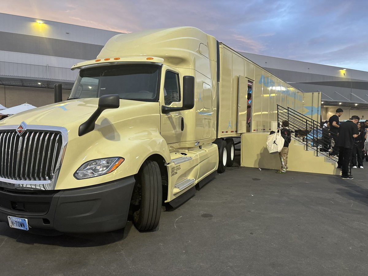 candlestickem's tweet image. Dj’d at @ComplexCon for the HTown @Jumpman23 release 🤘🏾