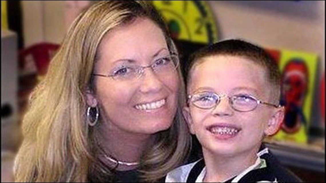 EchoesUnsolved's tweet image. A 7-year-old boy disappears from school in broad daylight.
His science fair project still stood waiting — but Kyron Horman was gone.
No witnesses. No answers. Just a mystery that still haunts Oregon.
echoesoftheunsolved24.blogspot.com/2025/10/vanish…

#JusticeforKyron #WhereIsKyron #Vanished #Missing2010