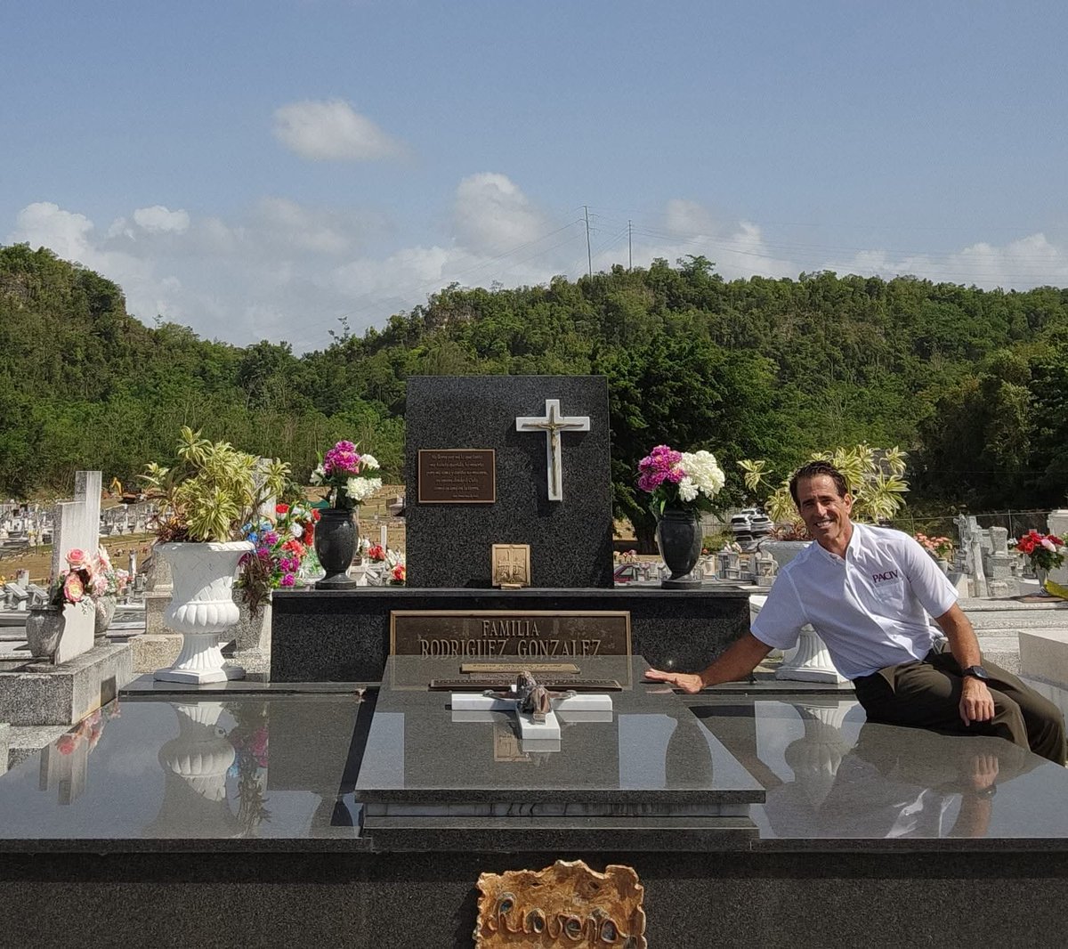 El día que oficializamos la sociedad de PACIV con Blackford Capital, salí de nuestras oficinas y vine derechito aquí. Era el único lugar en el que quería estar, con ellos, Papi y Mami. Para mí, este era un evento trascendental para nuestra familia y tenía que darles las gracias y