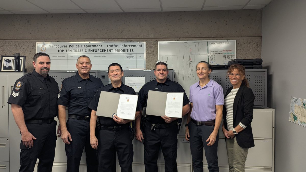 VPDTrafficUnit's tweet image. Constables Eng &amp;amp; Smith from @VancouverPD Commercial Vehicle Team (CVT) receive recognition from @BCPoliceChiefs Traffic Safety Committee for their work with tractor-trailers and other commercial vehicles. Thank you for enhancing safety on @CityofVancouver streets! #PublicService