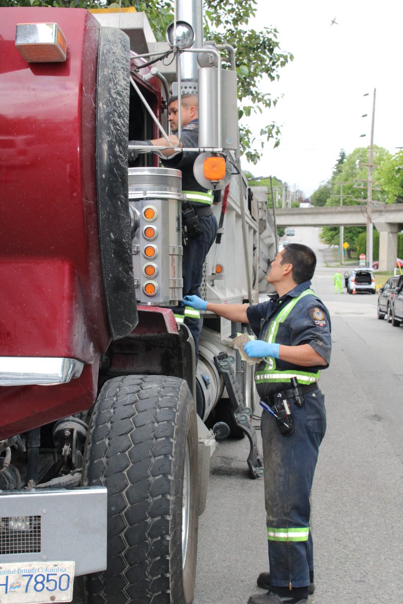 VPDTrafficUnit's tweet image. Constables Eng &amp;amp; Smith from @VancouverPD Commercial Vehicle Team (CVT) receive recognition from @BCPoliceChiefs Traffic Safety Committee for their work with tractor-trailers and other commercial vehicles. Thank you for enhancing safety on @CityofVancouver streets! #PublicService
