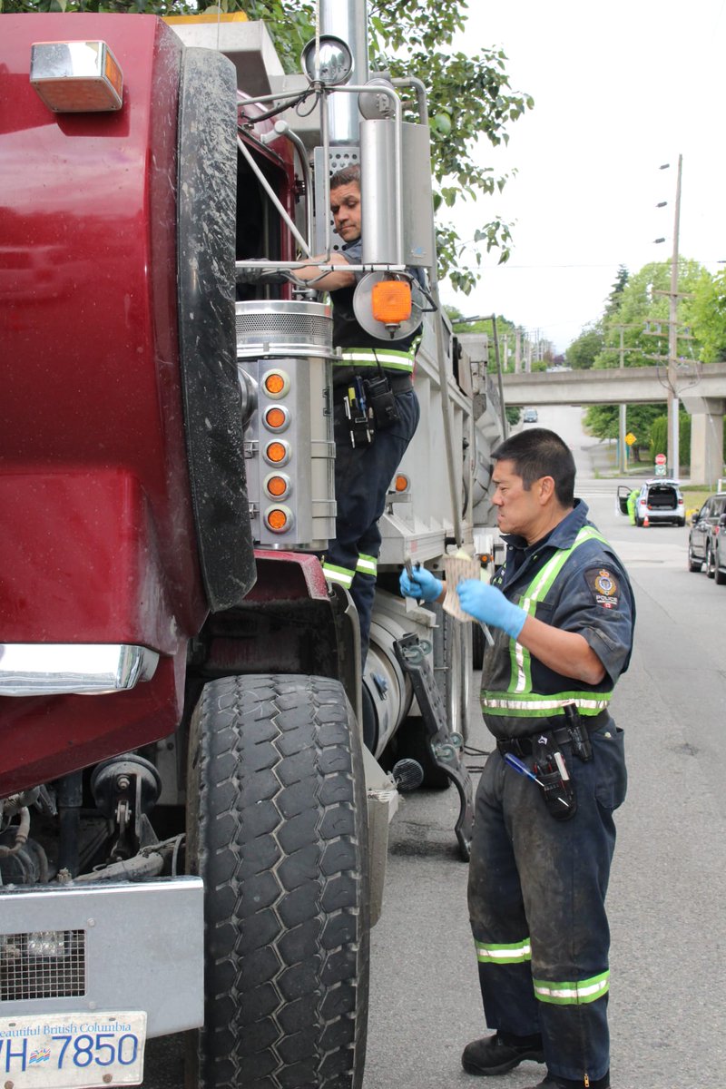 VPDTrafficUnit's tweet image. Constables Eng &amp;amp; Smith from @VancouverPD Commercial Vehicle Team (CVT) receive recognition from @BCPoliceChiefs Traffic Safety Committee for their work with tractor-trailers and other commercial vehicles. Thank you for enhancing safety on @CityofVancouver streets! #PublicService