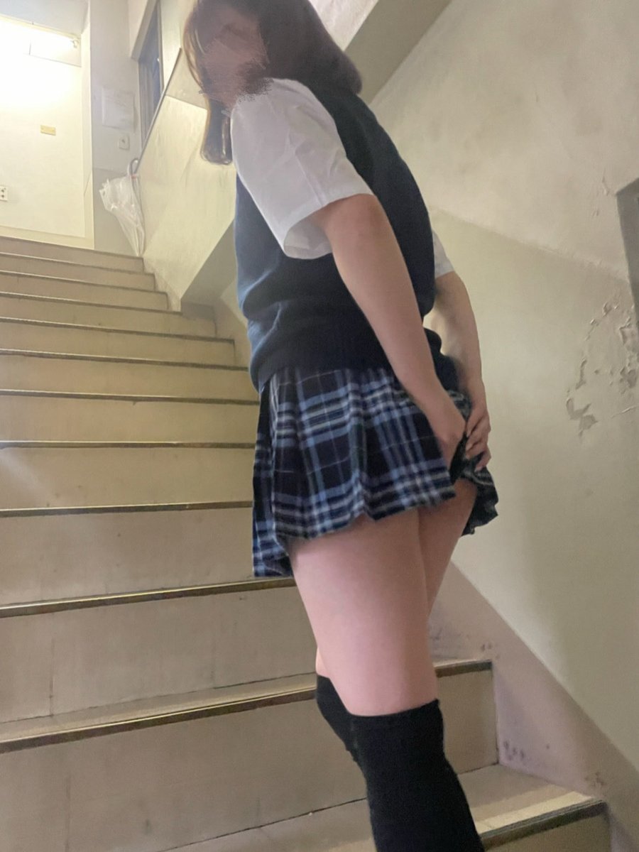 おはよ〜♡
学校の階段を登るとき風写真📷🤍
 #同級生のえみかちゃん
 #パンツは当時からすけすけ