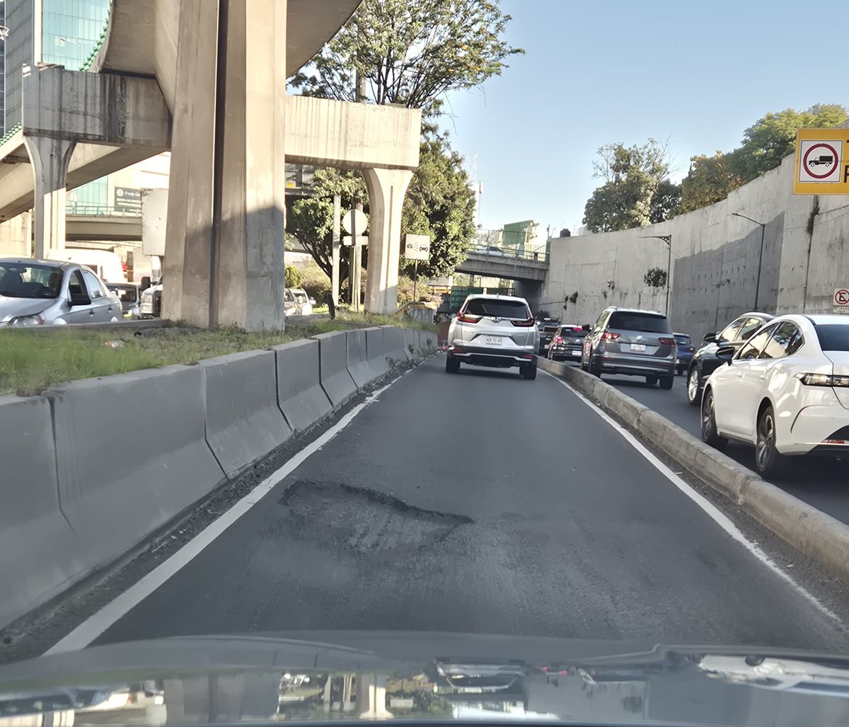 pepepulidof's tweet photo. @SOBSECDMX  @locatel_mx reporto este bache que se ubica en el carril confinado de Reforma hacia Constituyentes subiendo por el puente que se ve en la imagen https://t.co/RpI9pQSByF