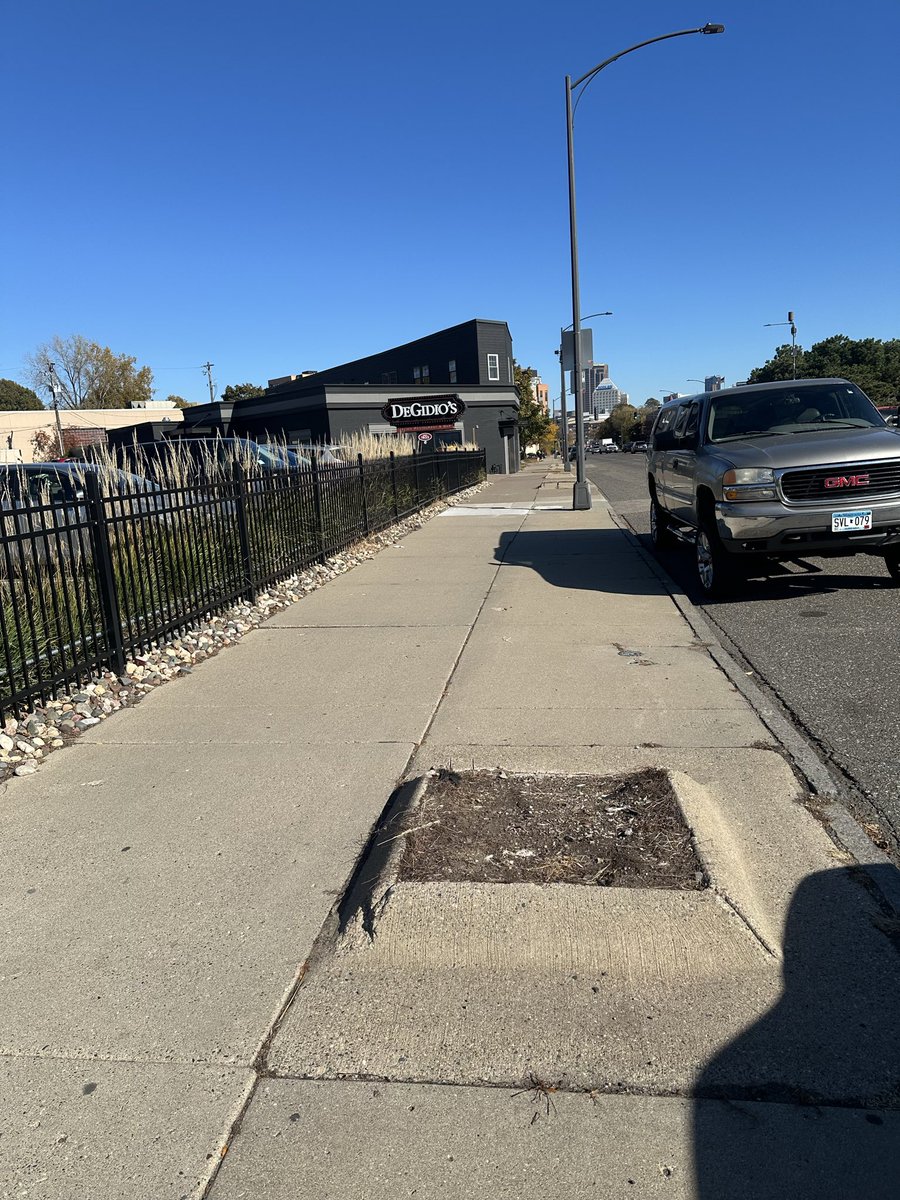 Another tale of this broken city: 🧵
West 7th has been missing the vast majority of its street trees since 2019, when MnDOT cut them down with no plans to replant them because of “impending Riverview Corridor construction.”