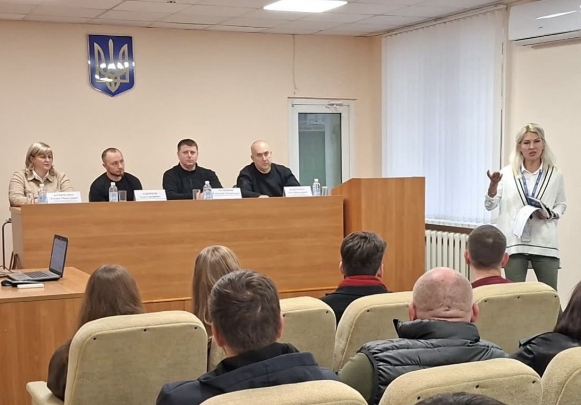 ドニプロペトロフスク管区軍政長官ヴャチェスラフ・マモノフ氏の議長の下、管区内の地域共同体の長、ならびに住民への人道支援に取り組む公的機関、慈善団体、ボランティア団体の代表者による大規模な会合が開催されました。