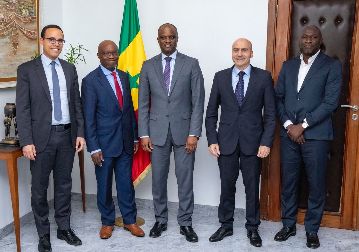 economie_sn's tweet photo. Monsieur @RahmaneSARR,  Ministre de l’Économie, du Plan et de la Coopération, a reçu en audience, ce mardi 28 octobre 2025, Monsieur Mlachila Montfort, Directeur adjoint du Département Afrique du Fonds monétaire international (@FMIactualites ), dans le cadre de la mission de cette institution au Sénégal.

Au cours des échanges, le Ministre est revenu sur le profil prometteur de la croissance au cours des prochaines années, nonobstant l’impact temporaire de l’ajustement budgétaire lié à l’élimination des dépenses publiques non productives sur la croissance durant la période 2025-2026.

À moyen terme, après l’assainissement des finances publiques, une croissance économique vigoureuse devrait être enregistrée avec la mise en œuvre de la Vision Sénégal 2050, en s’appuyant sur les performances historiques du pays comme fondement.

Les discussions ont également porté sur la dette publique, dont le Ministre Sarr a rappelé le caractère soutenable, au regard des paramètres reconnus d’analyse de sa dynamique. Il a invité le FMI à apprécier la situation du Sénégal au-delà des schémas officiels appliqués aux pays à faible revenu, en prenant en compte ses spécificités structurelles, notamment l’appartenance à une union monétaire, le poids des transferts des migrants comme source d’approvisionnement en devises, ainsi que l’accès aux marchés financiers internationaux. Sous ces rapports, les dynamiques sénégalaises demeurent positives.

Dans cette même optique, le ministre de l'Economie a réitéré la ferme volonté du Gouvernement, après des discussions entamées depuis plusieurs mois, à finaliser un programme avec le FMI tout en insistant sur le rôle catalytique dans la célérité que doit jouer cette institution en pareille circonstance.

#ÉconomieSN 🇸🇳
#CoopérationInternationale
#VisionSenegal2050
#FMI