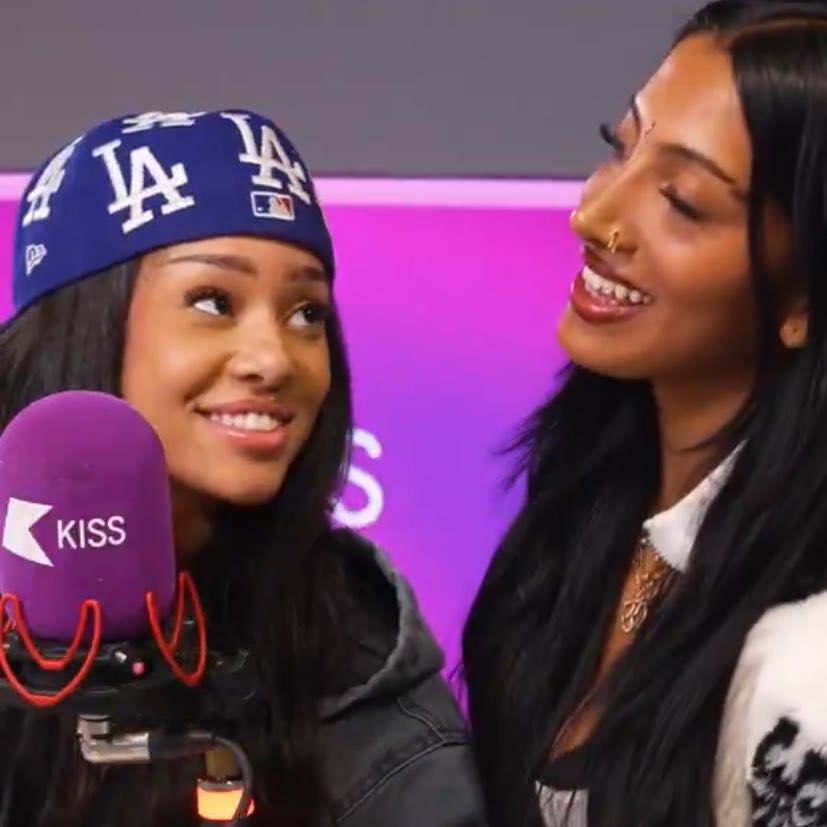 Oh Manon pls never stand up 😩