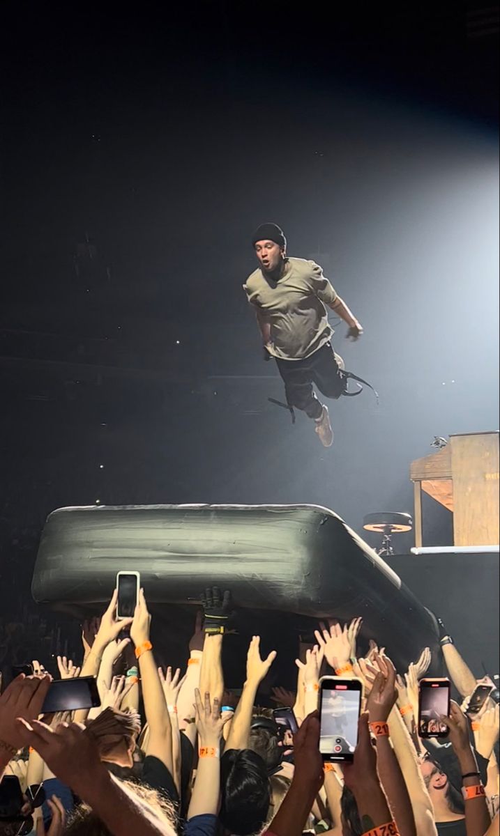 THEJUDGEOHNO's tweet image. Icy tour mattress you spawned so many gems of photos