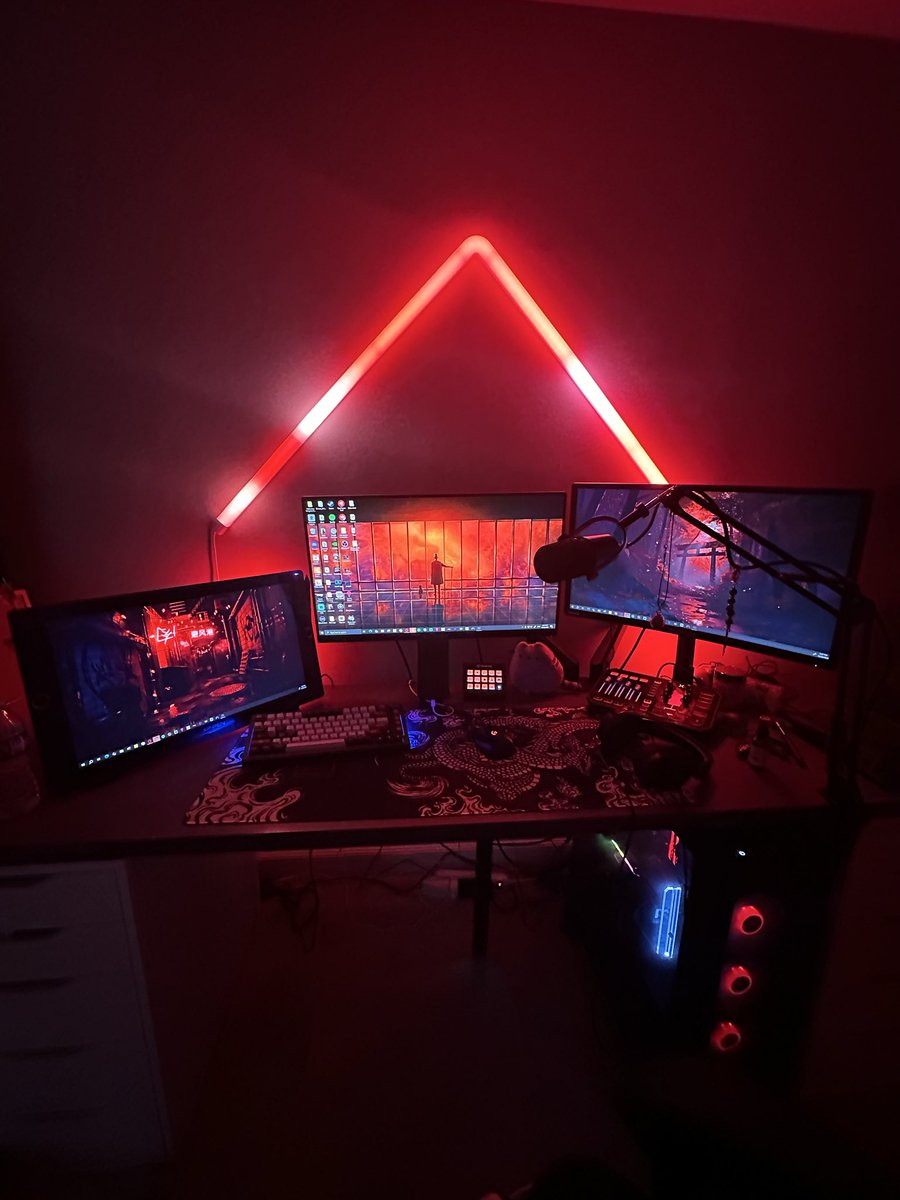 ShiroNailo's tweet image. VTuber vs their setup
both powered by chaos and caffeine ☕🔥
#VTuber #VtuberSetup #StreamerSetup