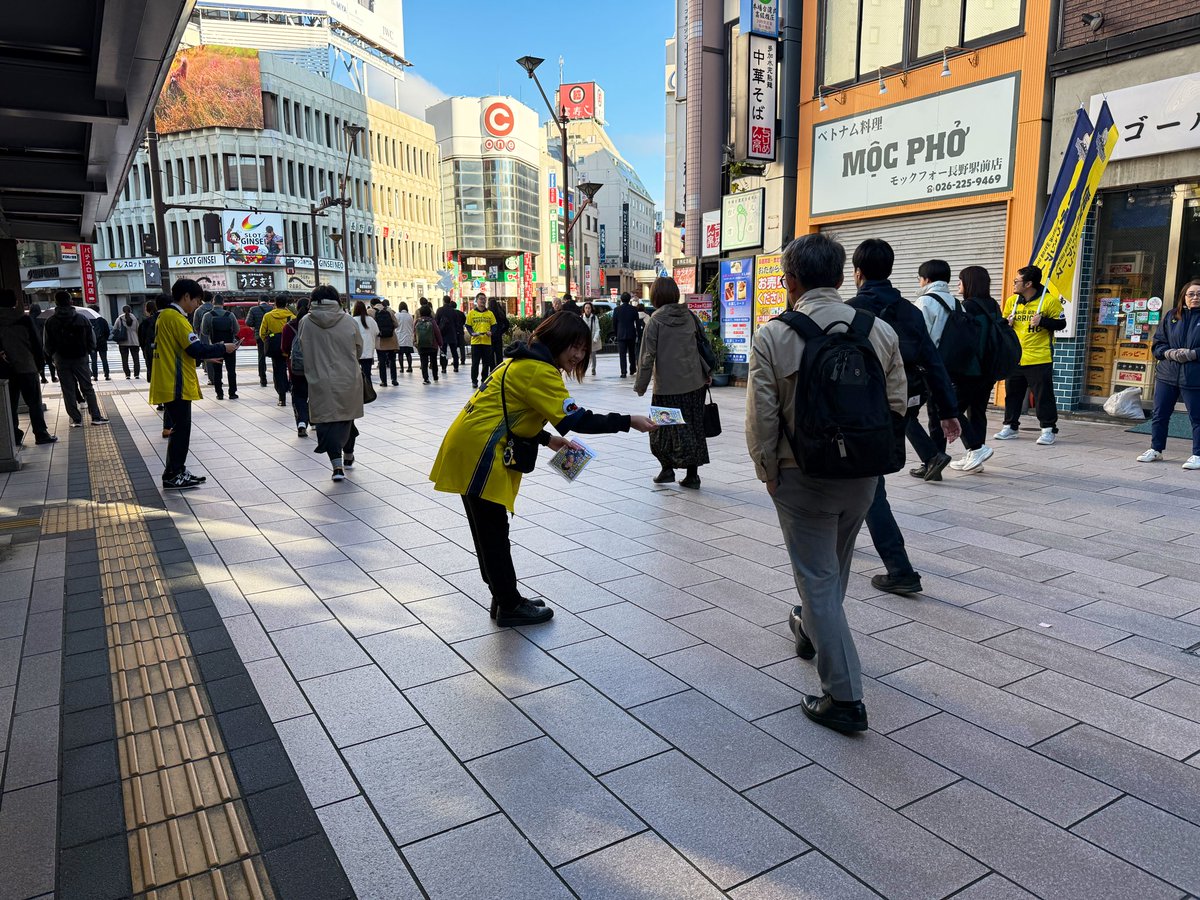 shinshubw's tweet photo. ✨クラブ設立1️⃣5️⃣周年✨
信州ブレイブウォリアーズは、2025年11月1日にクラブ設立1️⃣5️⃣周年を迎えます🎊

これまで支えてくださったすべての皆さまに、心からの感謝をこめて「Thank you シート」企画を実施🎁
※詳しくは下記URLから👀

本日10/29(水)は、長野駅前にて「Thank you シート」企画対象の11月のホームゲームをご案内させていただきました🙌

今週末の11/1(土)、2(日)は、是非ホワイトリングへお越しください🔥

https://t.co/DYAx0iya6f

#信州ブレイブウォリアーズ #日々成長 #ALL信州 #Bリーグ #バスケ #信州  #長野市 #SBW4000